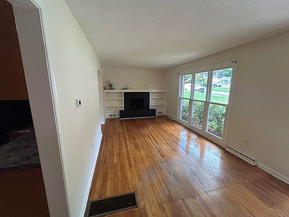 4th image of 300 Norwood Rd