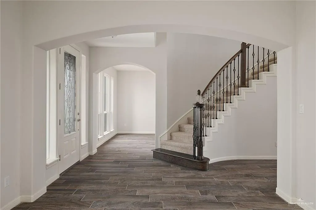 6 bed, 2.5 bath, 3852 sqft, $4,000 — Photo 3