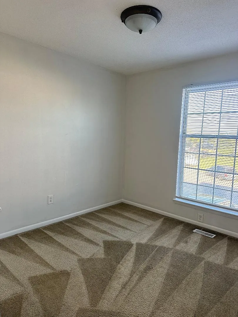3 bed, 1.5 bath, 1320 sqft, $1,795 — Photo 4