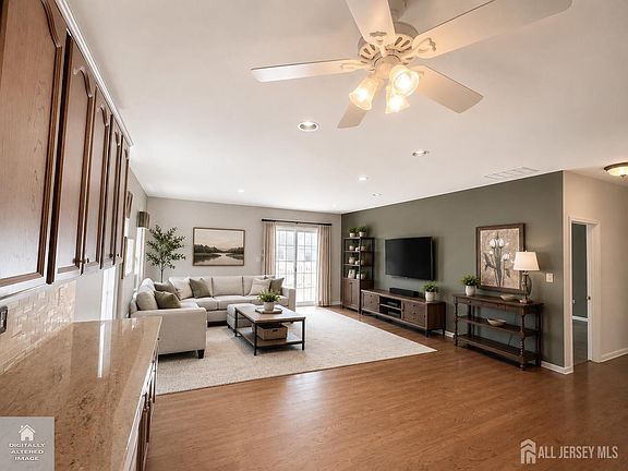 5th image of 6 Holly Manor Ct