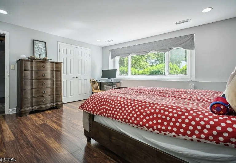 195 Chaucer Dr — Photo 16
