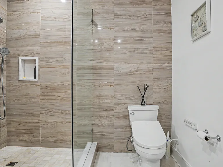 100 Garvies Point Rd #1005 — Photo 21