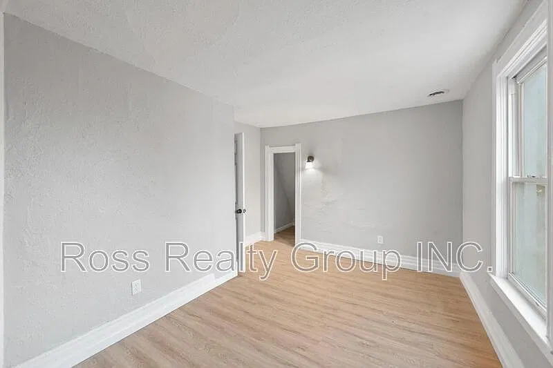 3 bed, 1.0 bath, 1278 sqft, $1,300 — Photo 4