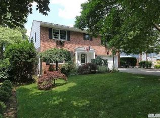150 Charles St, Williston Park, NY 11596