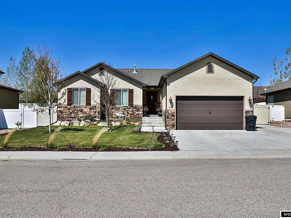 1st image of 348 Flagstone Dr
