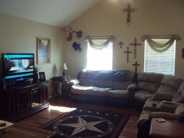 2nd image of 1001 E Pecan St