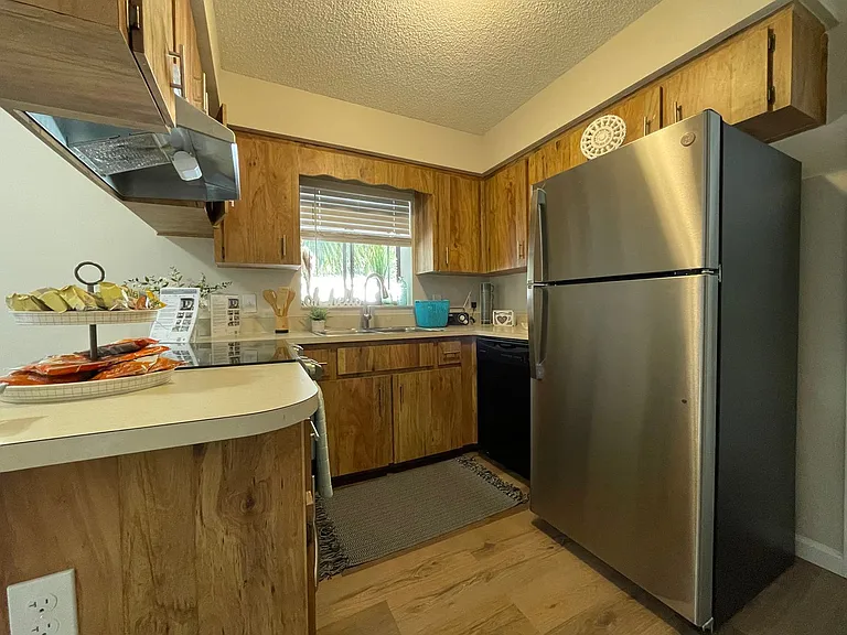 117 E Myrtle St — Photo 2