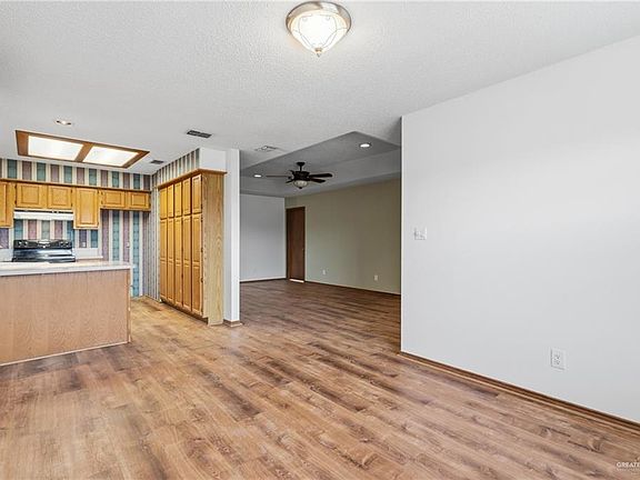 5th image of 695 Heather Dr