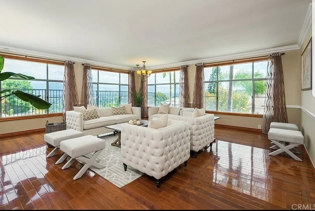 5 bed, 5256 sqft, $8,995 — Photo 3