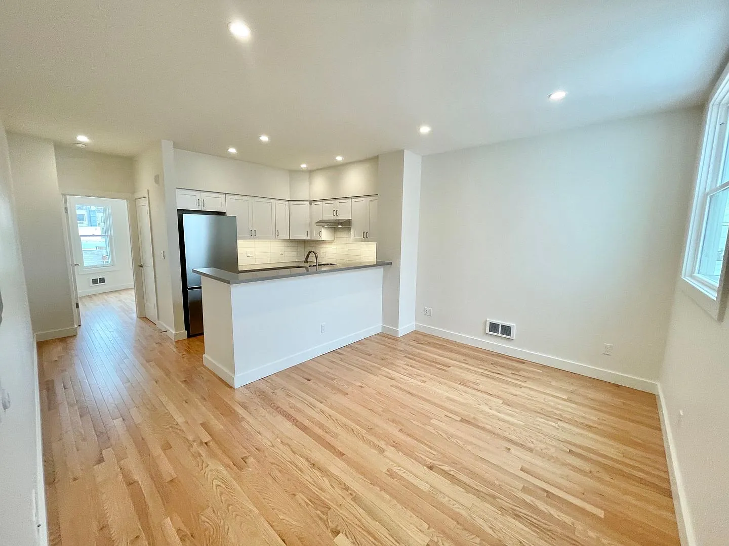 Top Floor 1bd/1ba Marina Apartment! In Unit Laundry! Location! Progressive — Photo 2