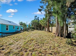 115 125th Ave, Treasure Island, FL 33706