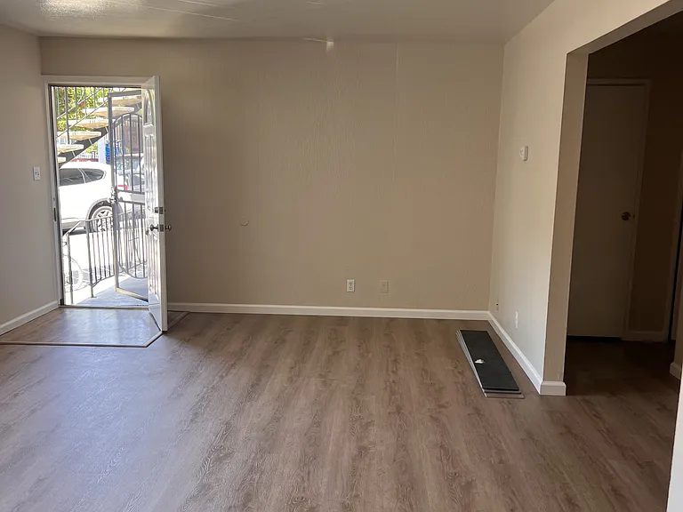 22322 Center St #5 — Photo 6