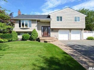 23 Greenfield Ln, Commack, NY 11725