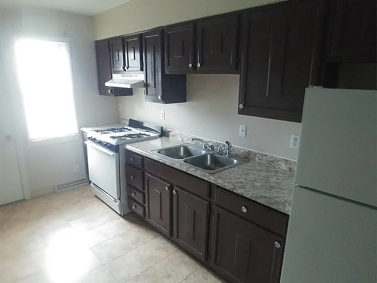 1214 Sheffield St #1 — Photo 3