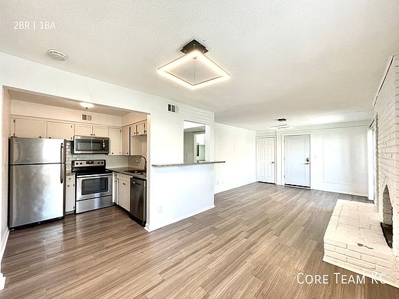 3rd image of 3633 Walnut St #303