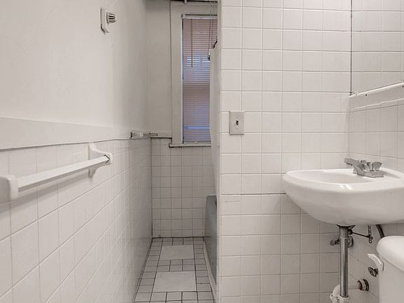 3rd image of 1325 W 27th St APT B1