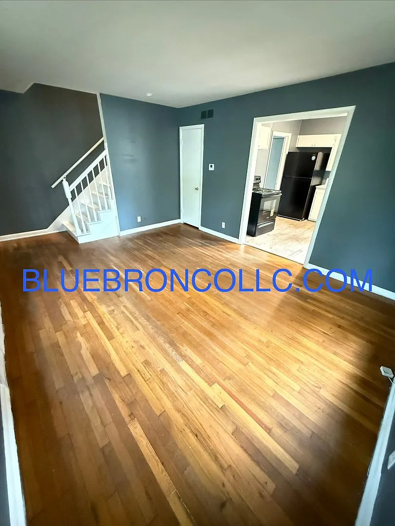 Charming unit with nice updates and fresh paint for a great price — Photo 2