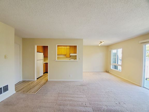 2nd image of 928 Peninsula Ave APT 401