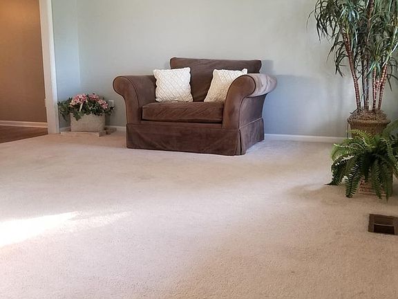 Living Rm W/ Crown Moulding