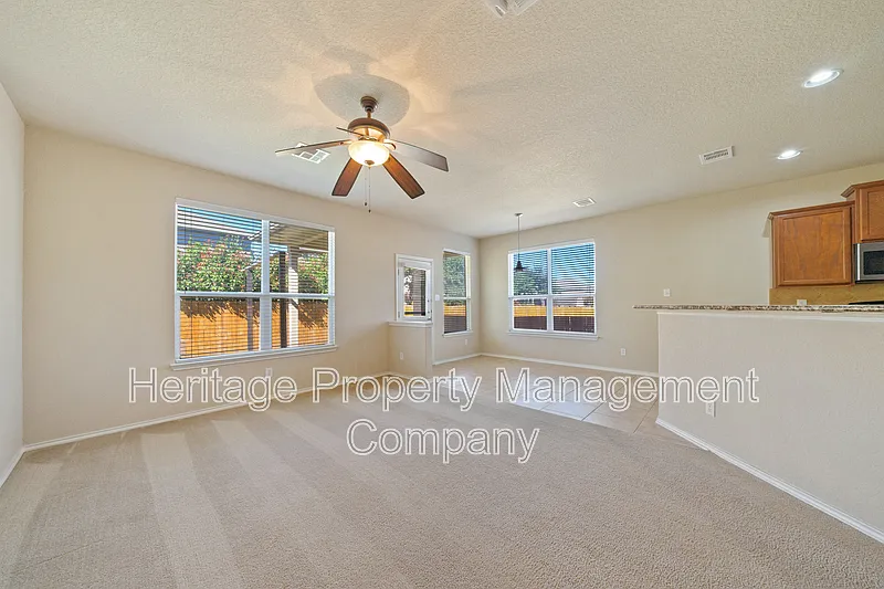 4 bed, 2.0 bath, 2472 sqft, $2,350 — Photo 4