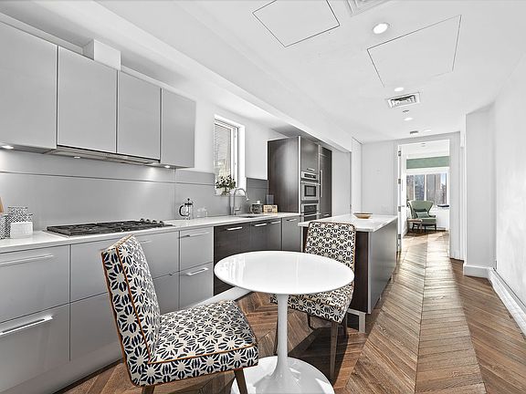 3rd image of 534 W 42nd St APT 7