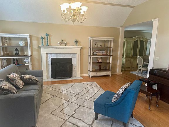3rd image of 218 Westmeade Cir