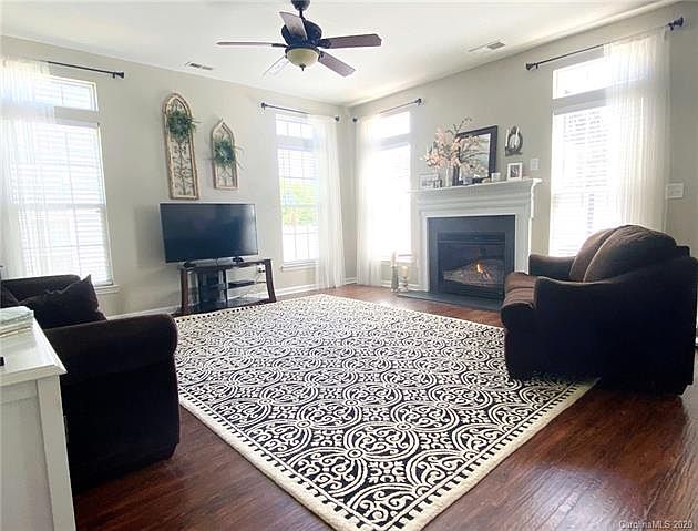 2nd image of 4240 Piccadilly Ln