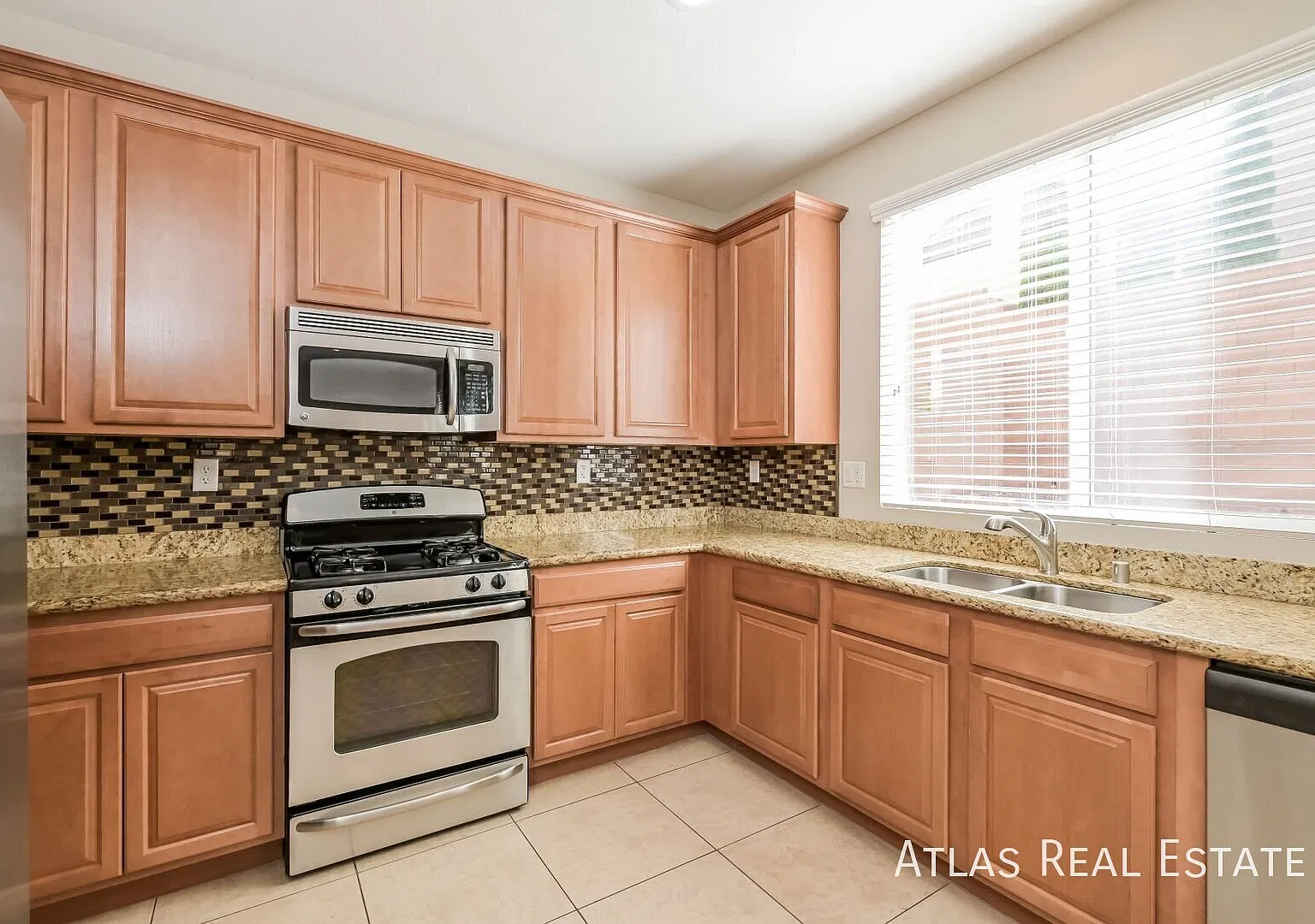 You Found It, You Loved It, You Rented It! 4 Bedroom Home With Bedroom On 1st Floor Near W. Cactu... — Photo 4