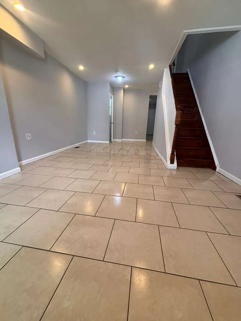 Building Photo - 24 E Abbottsford Ave #1