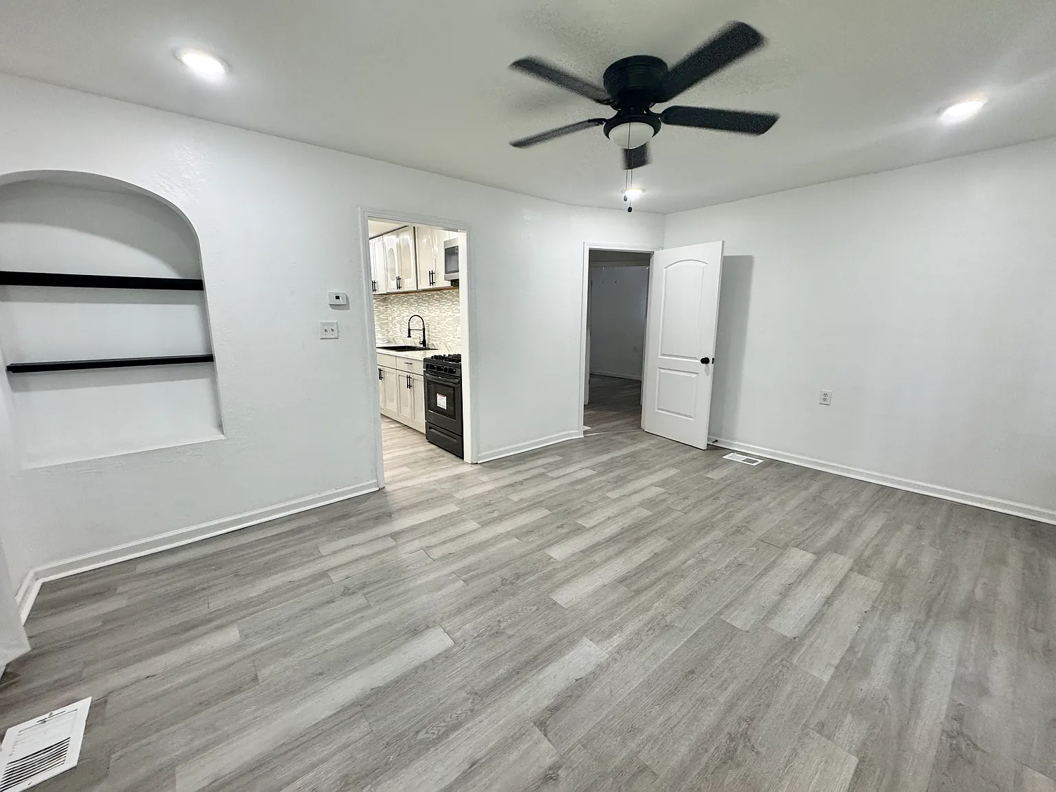 3 bed, 929 sqft, $1,300 — Photo 2