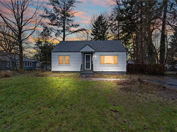 121 Grove St, North Syracuse, NY 13212