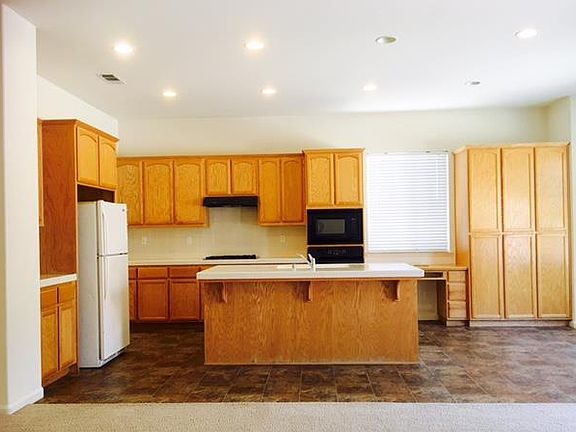4th image of 686 Birch Ave