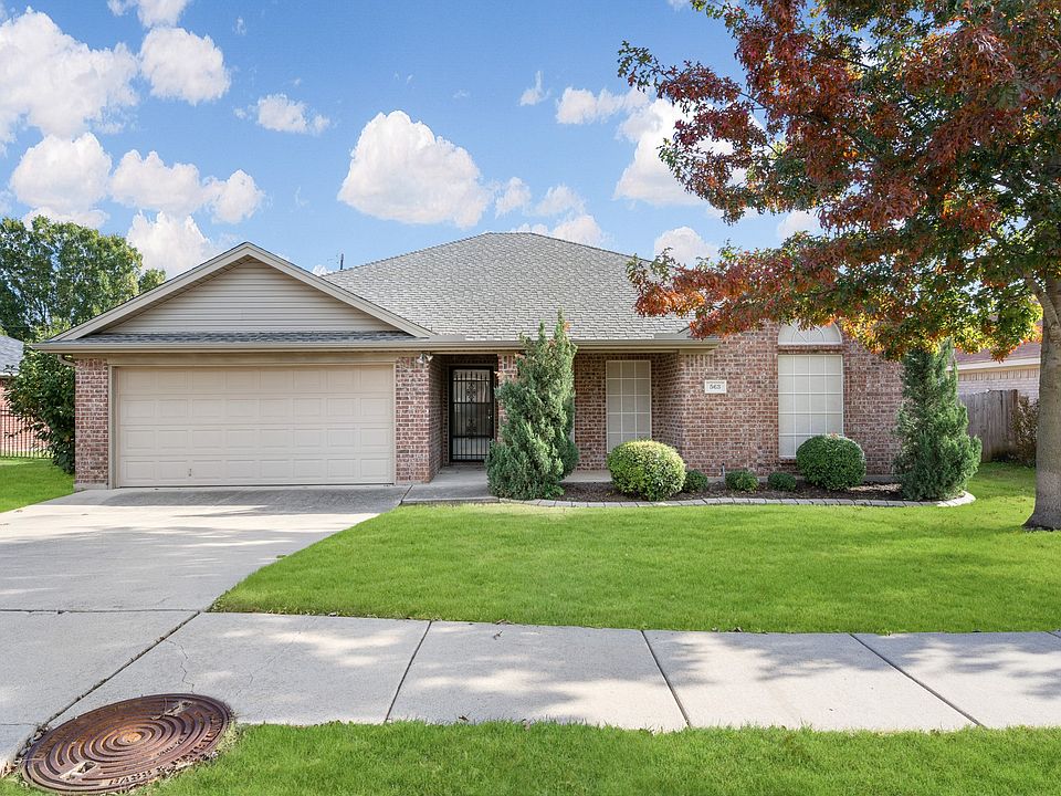 1st image of 563 Tanglewood Dr
