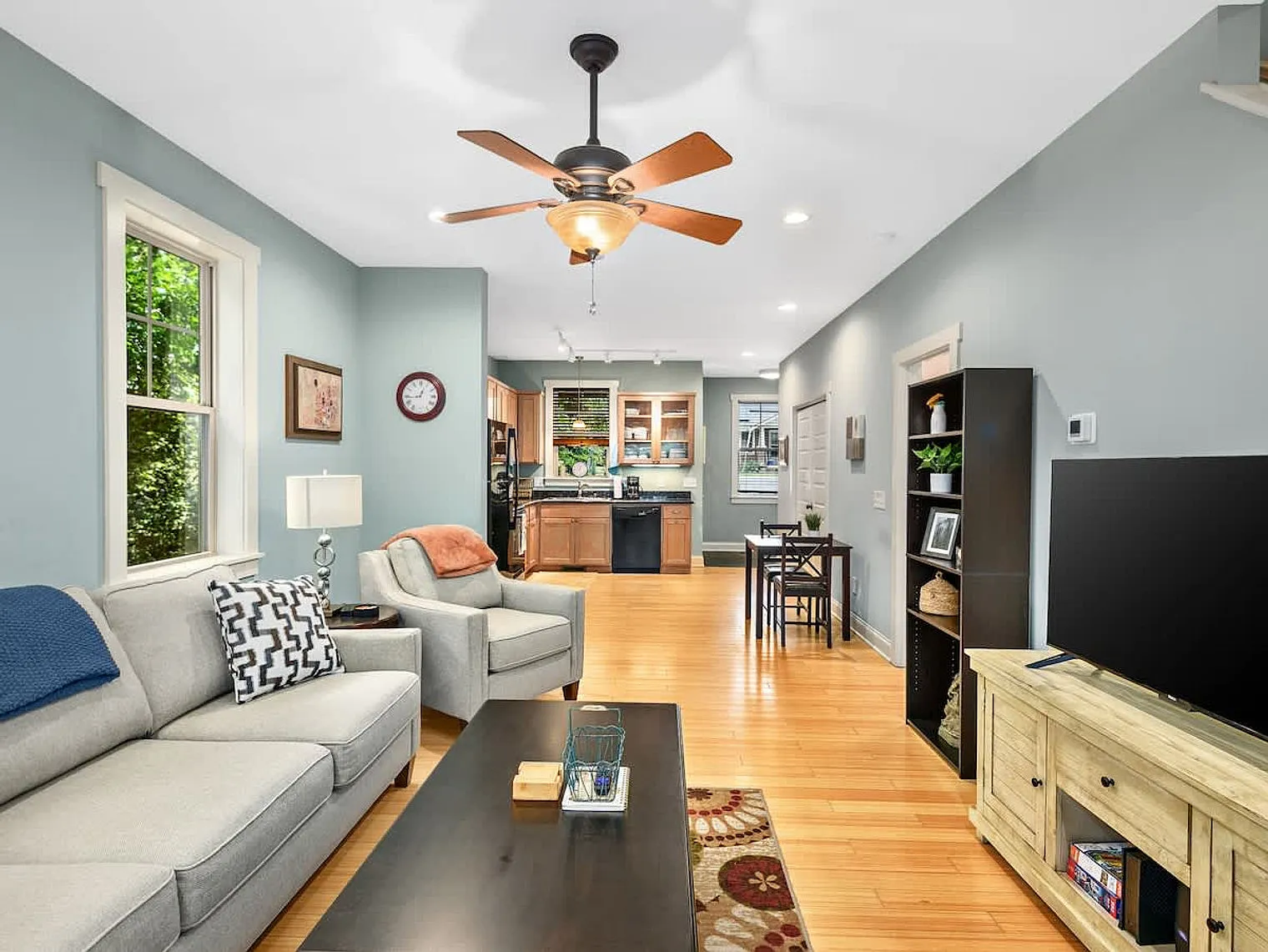 2 bed, 1.0 bath, 1130 sqft, $2,049 — Photo 2