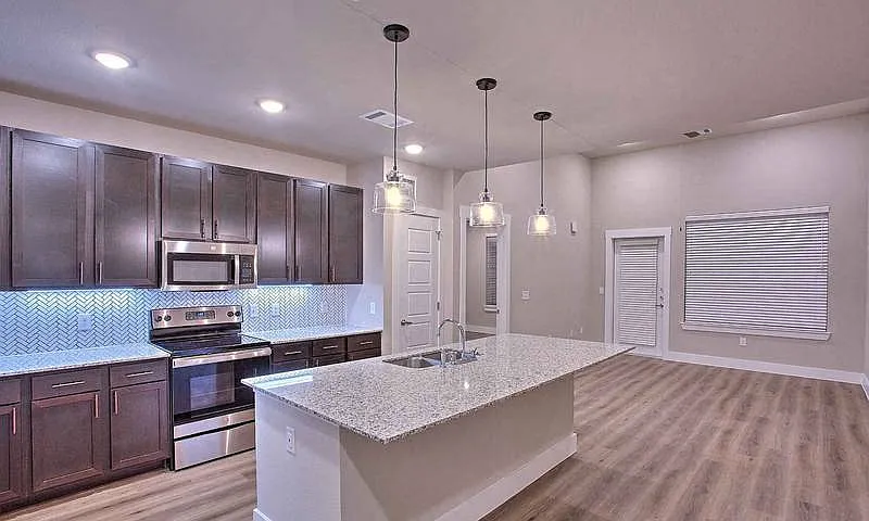 Hunters Creek Apartments — Photo 1