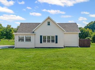 28 Ash St, Weldon, IL 61882