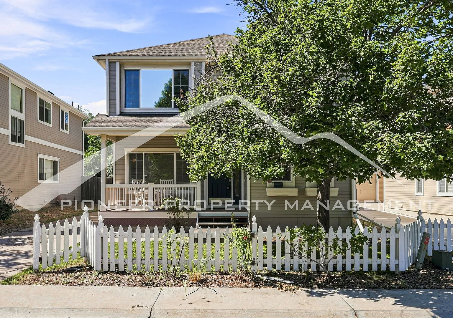 Lovely Spacious Home With Two Car Garage! — Photo 1