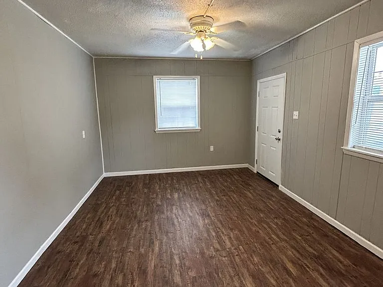 1411 S Broadway St — Photo 4