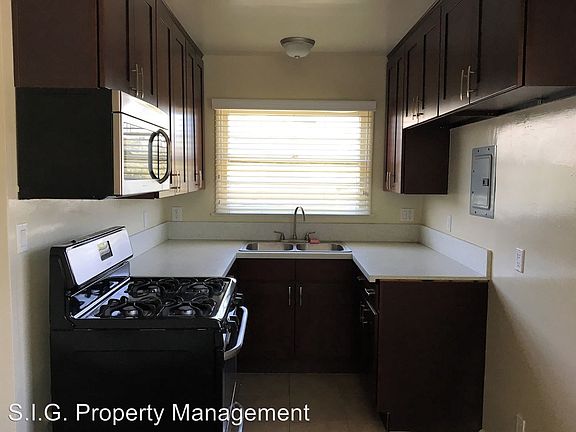 2nd image of 1700 W Victory Blvd APT D
