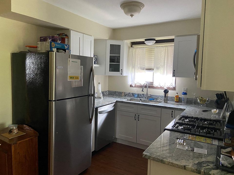 new kitchen white cabinets and granite counter tops. S/S appliances. buildt in micro wave