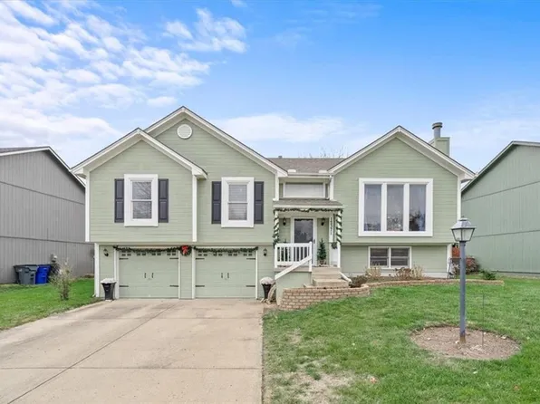 12371 S Crest Dr, Olathe, KS 66061