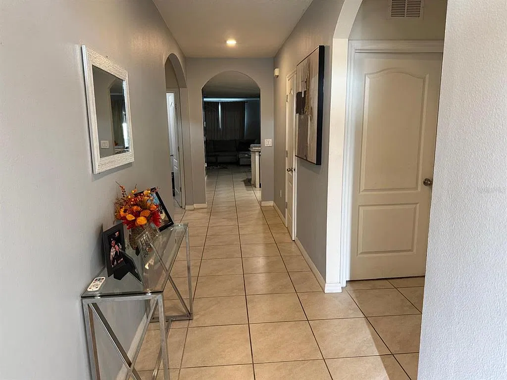 4 bed, 2.0 bath, 1830 sqft, $2,600 — Photo 2