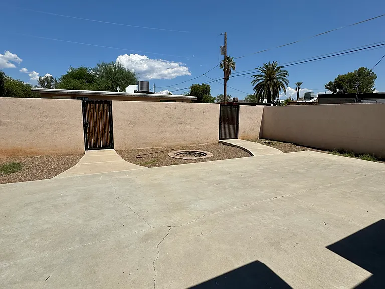 120 N Campbell Ave — Photo 22