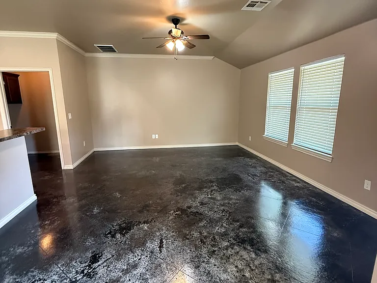 810 Russell Cir — Photo 3