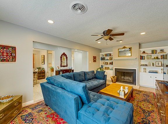 5th image of 1901 Woodlawn Dr