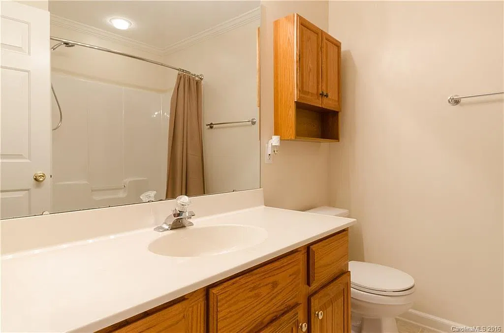 4 bed, 2.5 bath, 2386 sqft, $2,350 — Photo 4
