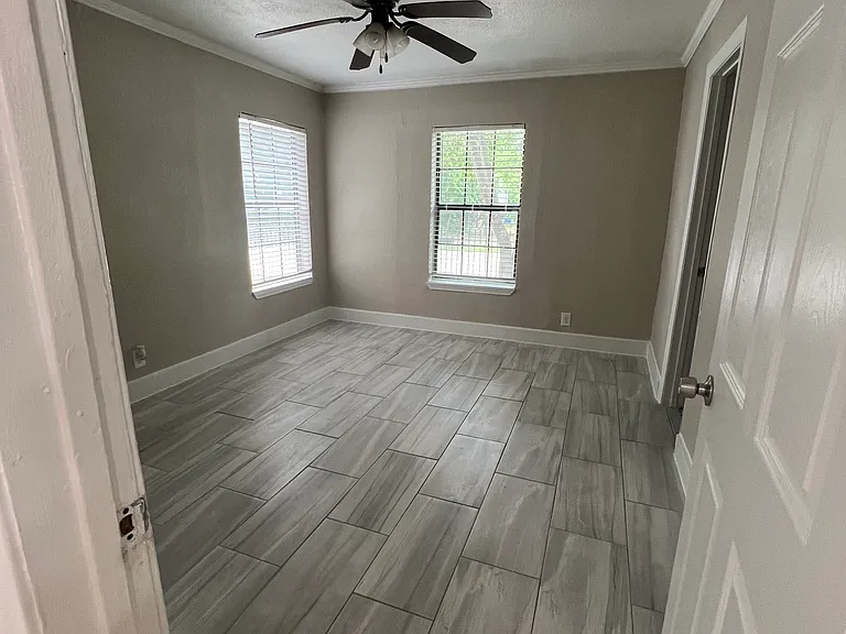 706 S Henderson Ave — Photo 6