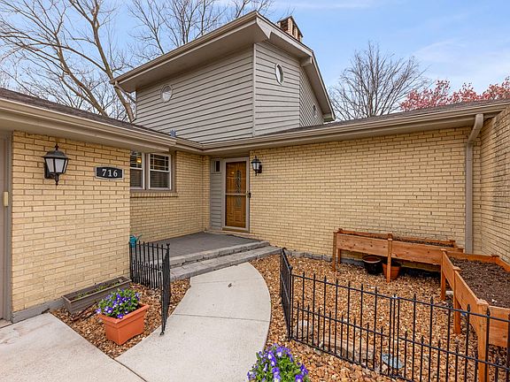 3rd image of 716 Tanglewood Ln