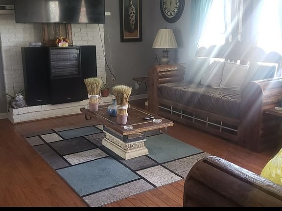 3rd image of 717 Ashwood Dr