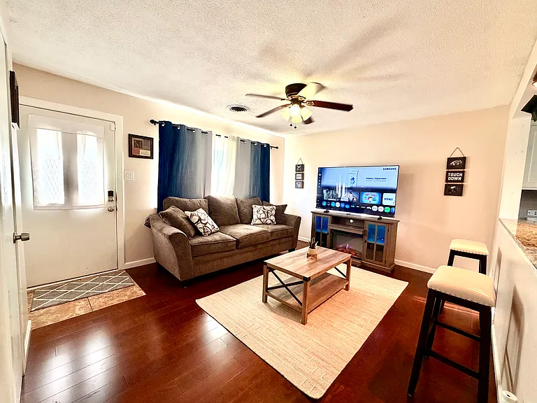 218 Baylor Cir — Photo 2